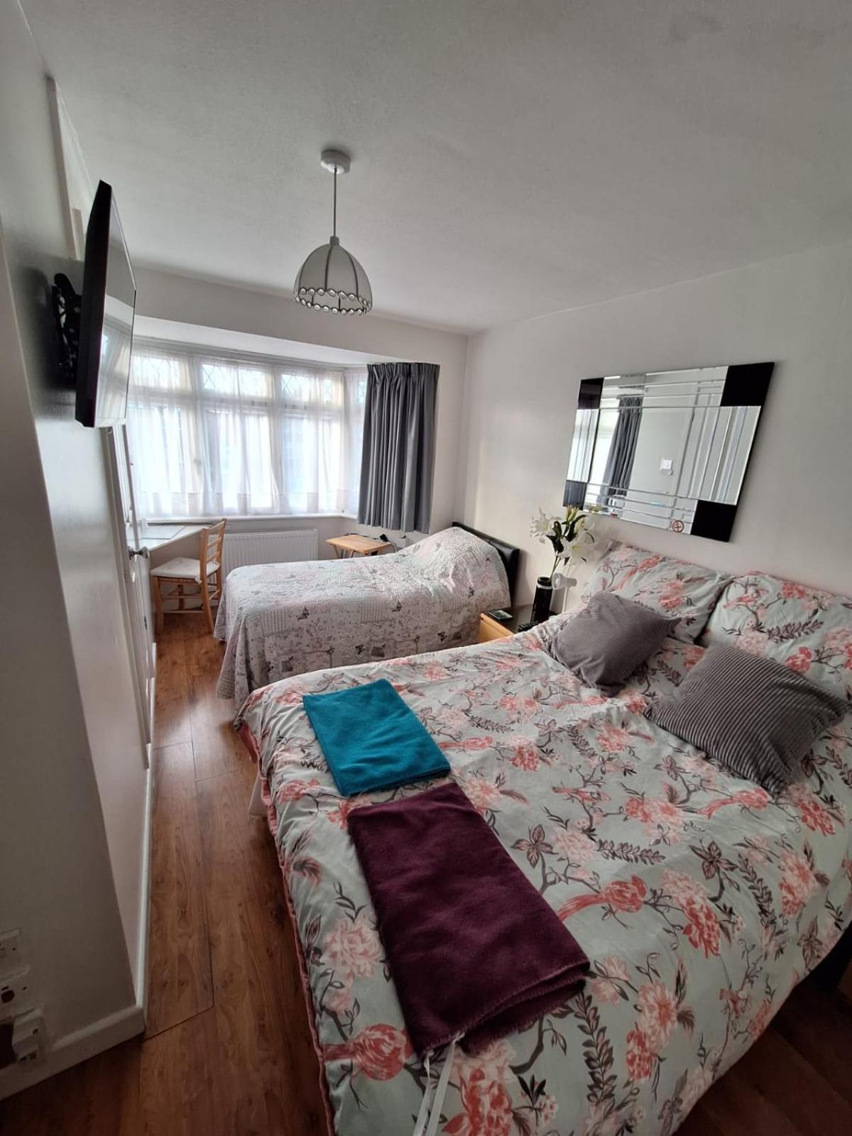Harrow B & B Экстерьер фото