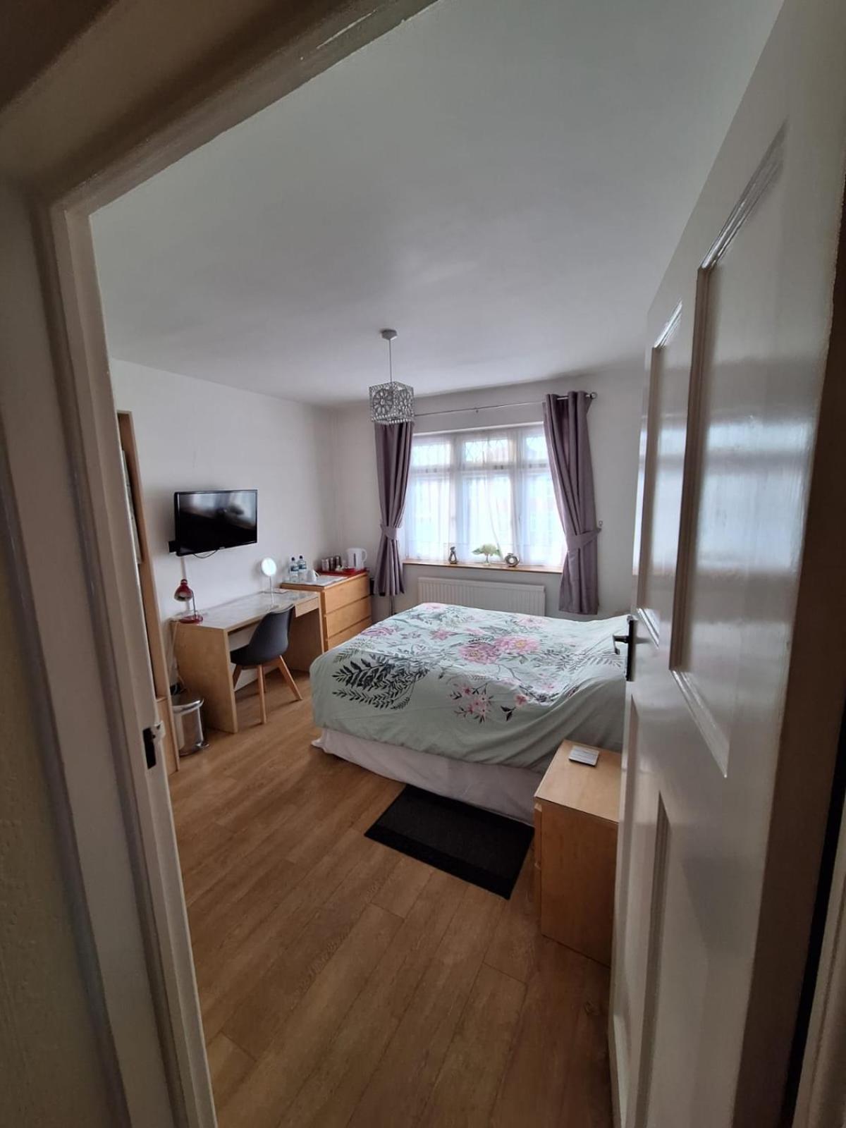 Harrow B & B Экстерьер фото